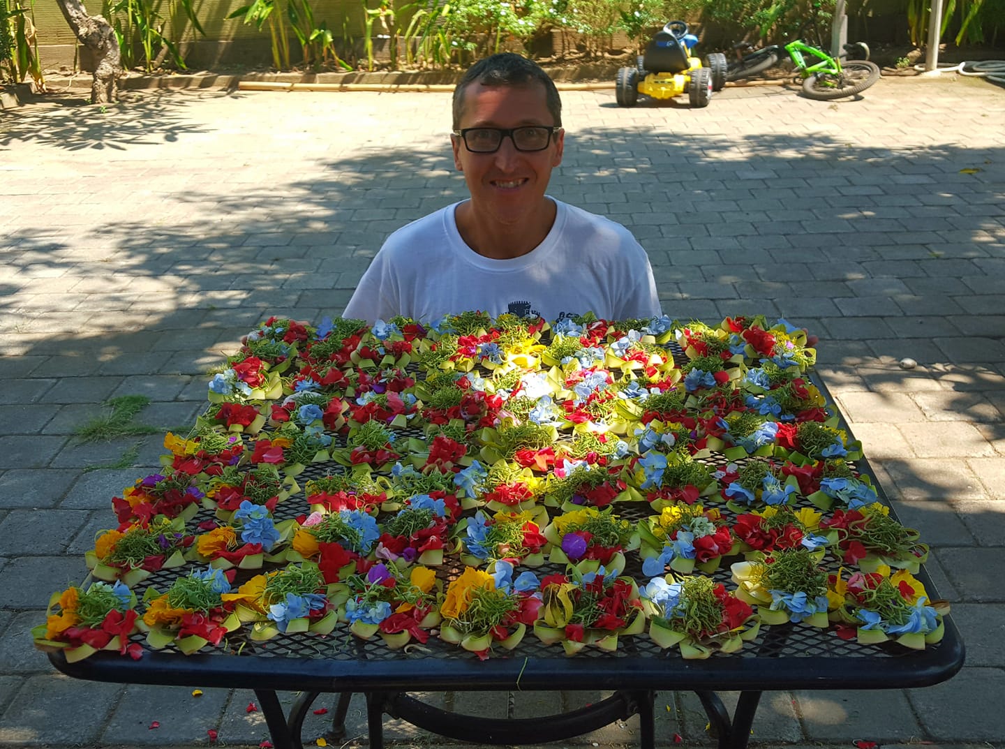 Michał preparing Balinese canang sari offerings
