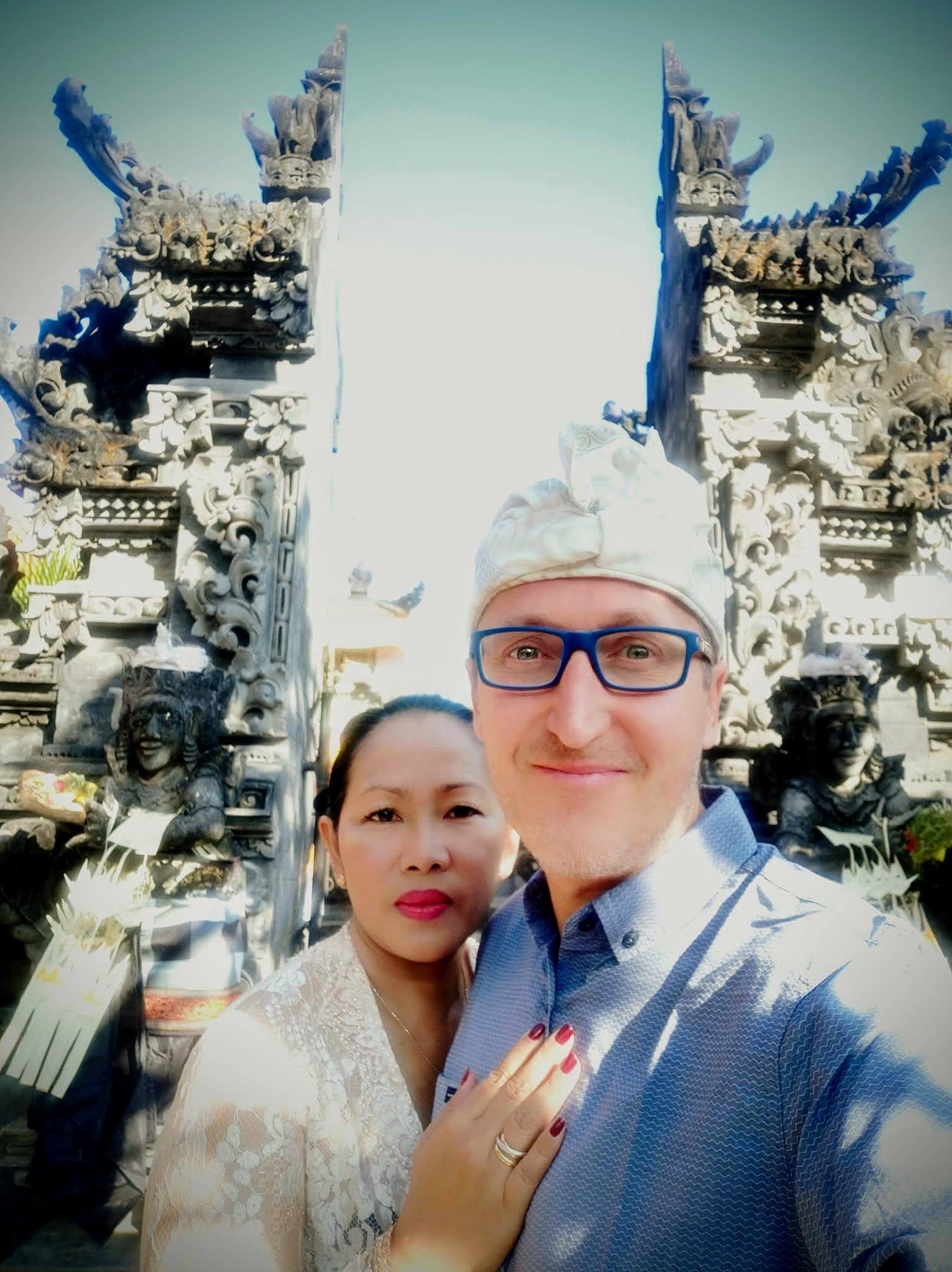 Michał with wife Desak at a Balinese temple