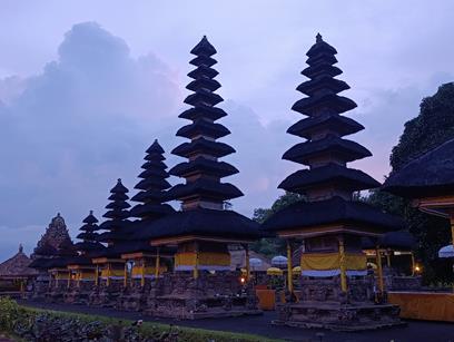 Wieżyczki meru w świątyni Taman Ayun