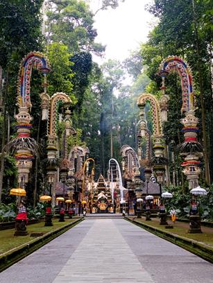 Zdobione bramy w świętym lesie