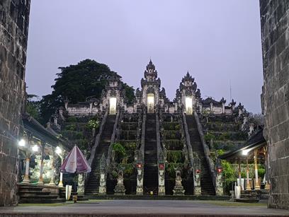 Schody do świątyni Lempuyang