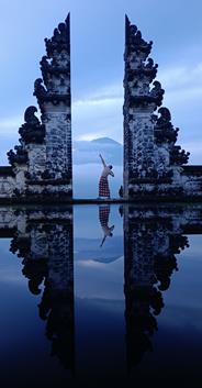 Niebiańskie wrota z odbiciem w wodzie