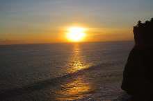 Zachód słońca przy klifach Uluwatu