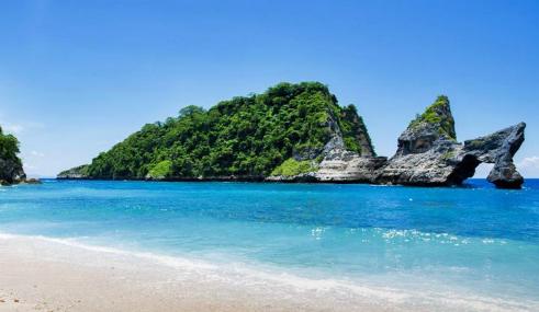 Plaża Atuh ze skałami krasowymi